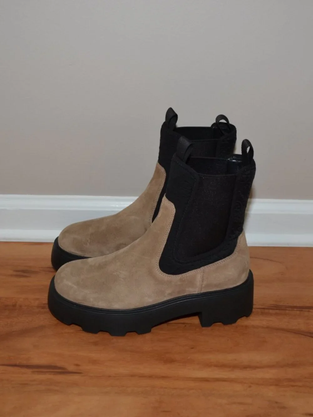 Tory Burch NEW Tan River Rock suede Monogram Chelsea Stretchy Boots, 8.5M